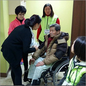 요양병원 어르신들에게 미용봉사를 해드렸습니다