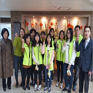  요양 병원 어르신들께 감성 테라피를 선물하였습니다