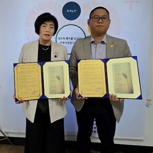 이현진 재단 대외협력이사님께서 재단가를 직접 작사작곡하여 재능기부를 하여 주셨습니다