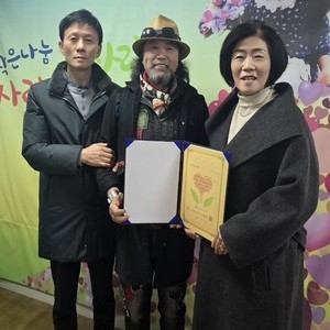 세계에서 유일하게 음악을 그리는 박수복 화가님께서 재단을 방문하여 재단고문직을 수락하여 주셨습니다 